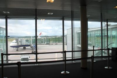 Hier hab ich aus dem Wartebereich mal meinen Flieger der mich nach London gebracht hat fotografiert